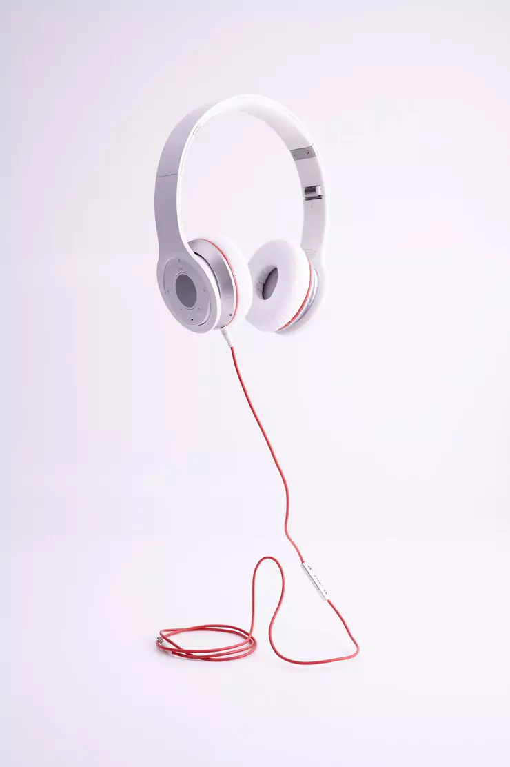 vertical-shot-white-headphones